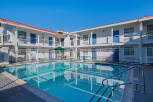 une piscine en face d'un hôtel dans l'établissement Motel 6-Grand Prairie, TX - Interstate 30, à Grand Prairie