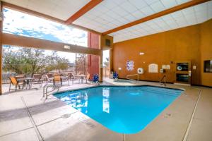 Swimmingpoolen hos eller tæt på Best Western Plus North Las Vegas Inn & Suites