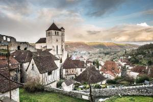 圣锡尔克－拉波皮Chambre d'hôte et gîte de Cantagrel的城镇中心一座带城堡的老城区