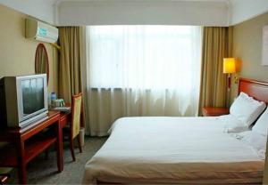 Tempat tidur dalam kamar di GMA Hotel ShangHai WuNing Road ZhenPing Road Metro Station