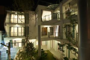 台南同栈的一座大型白色建筑,晚上设有阳台
