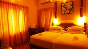 Postel nebo postele na pokoji v ubytování Deshadan Cliff & Beach Resort,Varkala