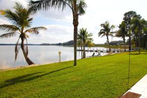 een park met palmbomen en een waterlichaam bij Lake Grassy Inn & Suites in Lake Placid +11 foto's