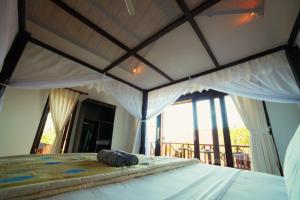 En eller flere senge i et værelse på Warung Ary & Home Stay