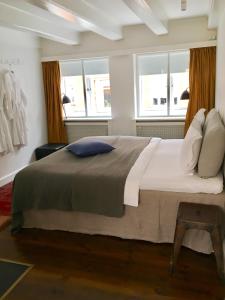 um quarto com uma cama grande e 2 janelas em Sankt Annæ 10 em Copenhague