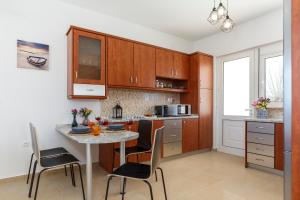 Kuchyň nebo kuchyňský kout v ubytování Summer Breeze Villa