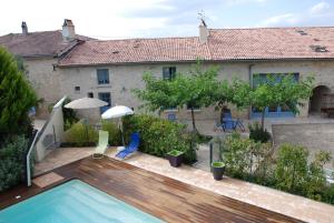 una casa con piscina di fronte a una casa di Chambres d'Hôtes du Clos Semper Felix a Sainte-Bazeille