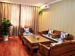 een woonkamer met banken en een tafel bij GreenTree Inn Anhui Hefei Mengcheng Road Beierhuan Express Hotel in Hefei