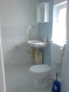 ブットヤーディンゲンにあるZur Kajüteのバスルーム(トイレ、洗面台付)