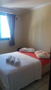 1 dormitorio con 1 cama con toallas en Porto de Iracema - 611 Frente mar, en Fortaleza
