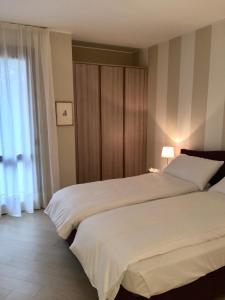 Säng eller sängar i ett rum på apartment Zagara - Gardone Riviera center