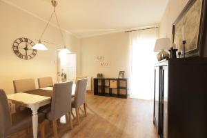 a kitchen and dining room with a table and chairs at Casa della nonna sulla francigena in Campagnano di Roma