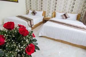 Giường trong phòng chung tại Ngoc Hanh Beach Hotel