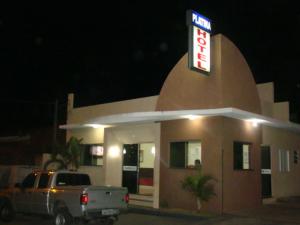 um camião estacionado à porta de um posto de gasolina à noite em Hotel Platina em Santo Antônio da Platina