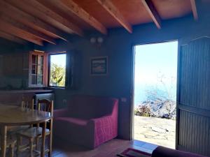 El Cedro的住宿－Casa La Montaña，客厅配有桌子和窗户