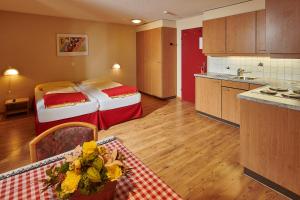 Ένα ή περισσότερα κρεβάτια σε δωμάτιο στο Hotel Central Wolter - Grindelwald