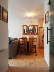 una sala da pranzo e un soggiorno con tavolo e sedie di Bergblüte a Bad Harzburg