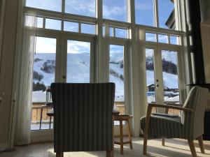 
a living room filled with furniture and a window at Lemonsjøen-Jotunheimen-Besseggen in Stuttgongfossen
