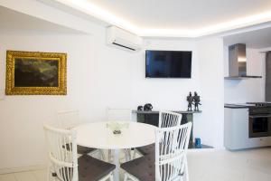 Televízia a/alebo spoločenská miestnosť v ubytovaní Bright Apartment with Stunning Acropolis Views! SG5