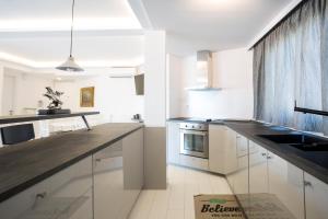 Kuchyňa alebo kuchynka v ubytovaní Bright Apartment with Stunning Acropolis Views! SG5
