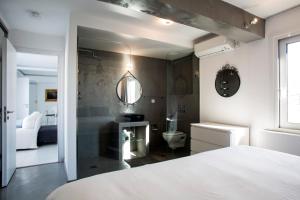 Posteľ alebo postele v izbe v ubytovaní Bright Apartment with Stunning Acropolis Views! SG5