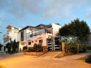 una casa blanca con una puerta delante de ella en Gensan Apartment Rental, en General Santos