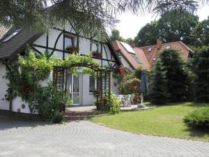 uma casa branca com flores ao lado dela em Villa Paula Pluski em Pluski