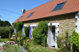 a stone cottage with a red roof at Villa Boréas in Wissant