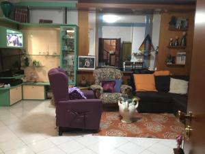 ein Wohnzimmer mit einem Sofa und 2 Stühlen in der Unterkunft La Stellina in Castenaso
