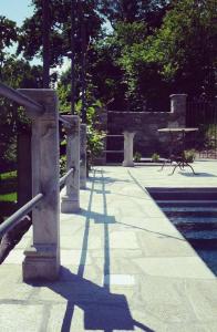 une passerelle en béton avec un banc et une fontaine dans l'établissement Corte Villa Donati, à Cissano