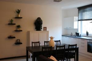 une salle à manger avec une table avec une tête sur le mur dans l'établissement Appartement la Fontaine, à Spa