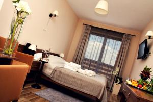 Postel nebo postele na pokoji v ubytování Hotel Łokietek