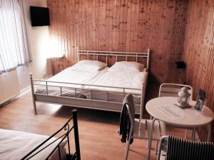 ein Schlafzimmer mit einem Bett, einem Tisch und einem Tisch in der Unterkunft Ferienzimmer in Graal-Müritz in Graal-Müritz