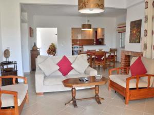 ヴィラモウラにあるCharming villa in Vilamoura with private poolのリビングルーム(ソファ、椅子、テーブル付)