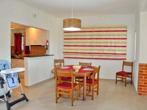 ヴィラモウラにあるCharming villa in Vilamoura with private poolのキッチン、ダイニングルーム(テーブル、椅子付)