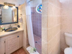 Ванна кімната в Little Arches Boutique Hotel - Adults Only