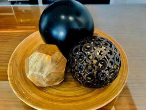 um prato com um ovo preto e uma pedra em The Color Flat Contagem em Contagem