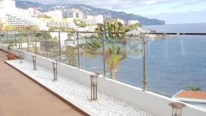 フンシャルにあるApartamento Funchal com Piscinaの- 水辺の景色を望むバルコニー
