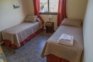 una habitación con dos camas y una ventana en Altos la Villa, en San Rafael 76 fotos más