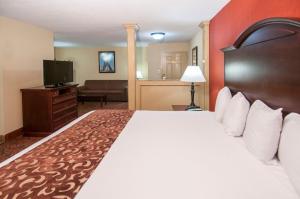 Postel nebo postele na pokoji v ubytování Governors Suites Hotel Oklahoma City Airport Area