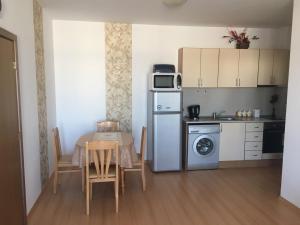 A kitchen or kitchenette at Sunny Day 6