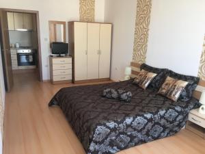 A bed or beds in a room at Sunny Day 6
