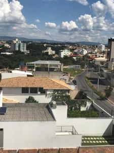 uma vista para uma cidade a partir do telhado de um edifício em The Color Flat Contagem em Contagem
