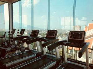Fitness centrum a/nebo fitness zařízení v ubytování Astra Suites Central
