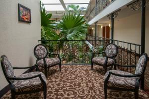 Posezení v ubytování Governors Suites Hotel Oklahoma City Airport Area