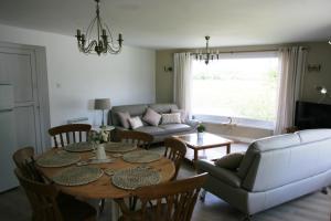 - un salon avec une table et un canapé dans l'établissement Gite at 105, à Nampont-Saint-Martin