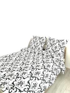 1 cama con edredón blanco y negro en Iwona en Świnoujście