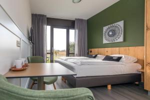 Postel nebo postele na pokoji v ubytování Resort Land & Zee + 37 fotografií