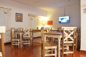 - une salle à manger avec une table et des chaises dans l'établissement Hotel Marino, à Villa Gesell