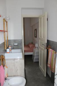 a bathroom with a sink and a toilet and a tub at CASADORATA buen retiro vista mare in Donnalucata